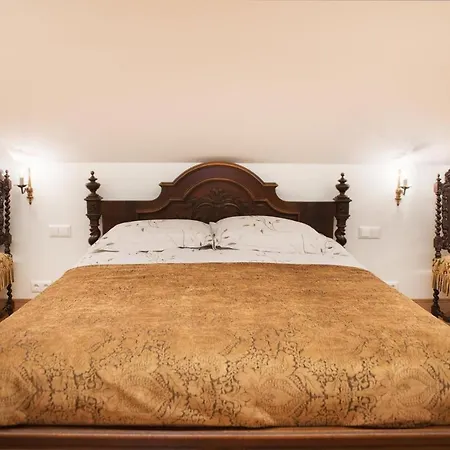 Luxury Medieval 2 Storey With Antique Furniture In Old Town