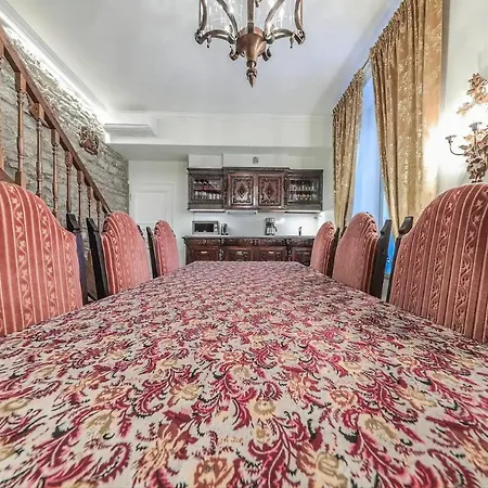 شقة Luxury Medieval 2 Storey With Antique Furniture In Old Town تالين