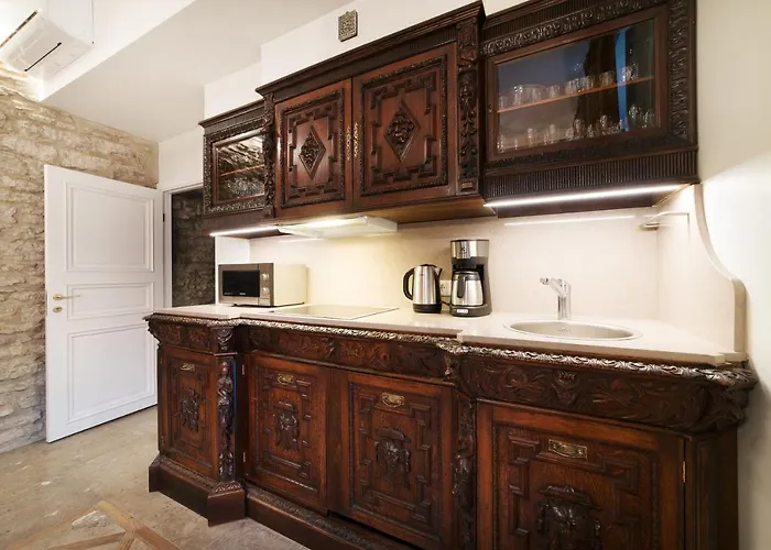 Апартаменты Luxury Medieval 2 Storey With Antique Furniture In Old Town *